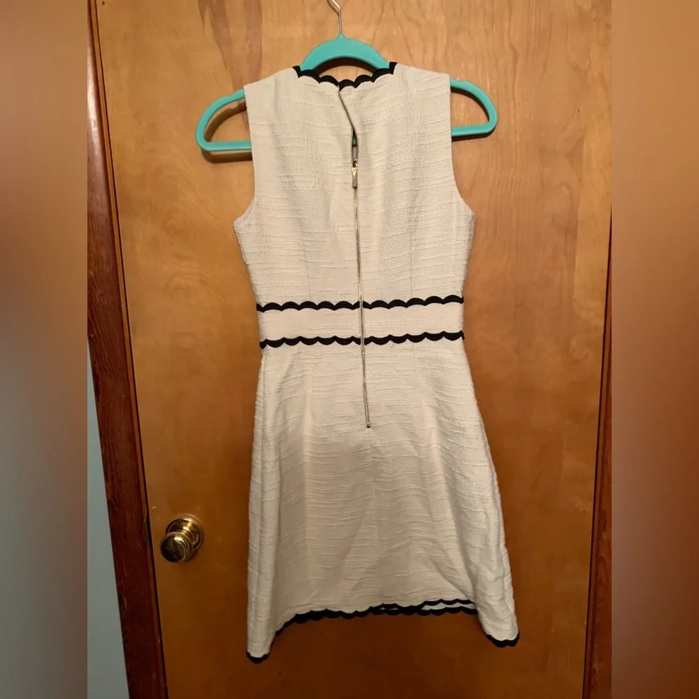 KATE SPADE. White tweed scallop dress with black detail. - Picture 3 of 4